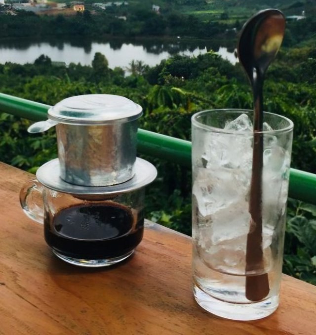 Việc ti&ecirc;u thụ caffeine gi&uacute;p tăng sinh nhiệt, qu&aacute; tr&igrave;nh trao đổi chất của cơ thể, do đ&oacute; gi&uacute;p đốt ch&aacute;y nhiều calo hơn cho người d&ugrave;ng...