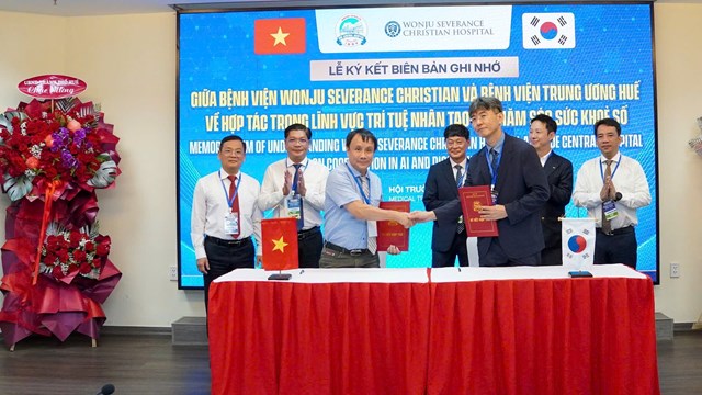 Đại diện Bệnh viện Trung ương Huế v&agrave; c&aacute;c đối t&aacute;c H&agrave;n Quốc k&yacute; kết Bi&ecirc;n bản ghi nhớ hợp t&aacute;c, th&uacute;c đẩy nghi&ecirc;n cứu v&agrave; chuyển giao c&ocirc;ng nghệ y tế số