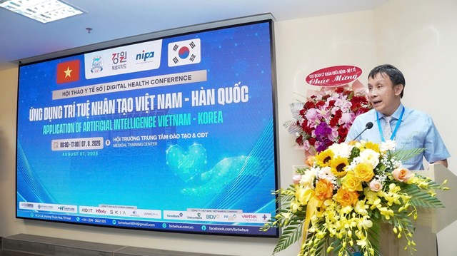 GS.TS. Phạm Như Hiệp ph&aacute;t biểu khai mạc hội thảo, nhấn mạnh định hướng x&acirc;y dựng Bệnh viện Trung ương Huế trở th&agrave;nh bệnh viện th&ocirc;ng minh