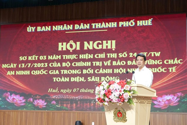 Ph&oacute; Chủ tịch UBND th&agrave;nh phố Huế Trần Hữu Th&ugrave;y Giang ph&aacute;t biểu tại hội nghị