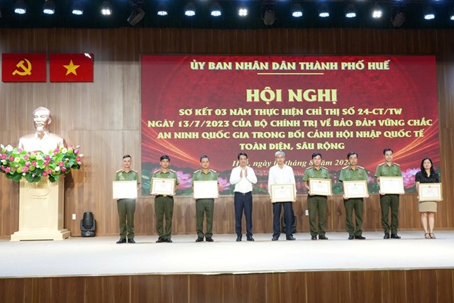 C&aacute;c c&aacute; nh&acirc;n được khen thưởng v&igrave; c&oacute; th&agrave;nh t&iacute;ch trong c&ocirc;ng t&aacute;c tham mưu, triển khai thực hiện Chỉ thị số 24-CT/TW