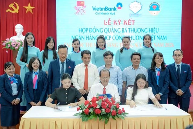 Đại diện Ban Tổ chức Festival Huế v&agrave; VietinBank k&yacute; kết hợp đồng t&agrave;i trợ Cuộc thi &ldquo;Nữ ho&agrave;ng Trang sức Việt Nam 2026&rdquo; tại Huế