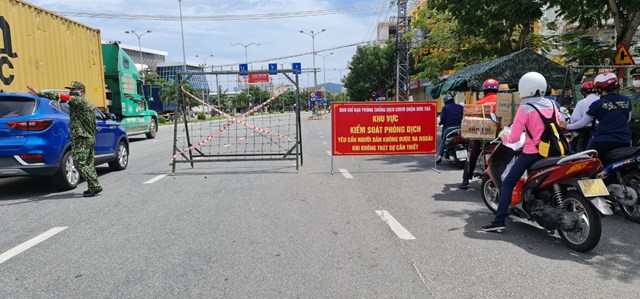 Chốt kiểm so&aacute;t tại đường Ng&ocirc; Quyền v&agrave;o c&aacute;c phường đang bị phong tỏa cứng tại quận Sơn Tr&agrave;