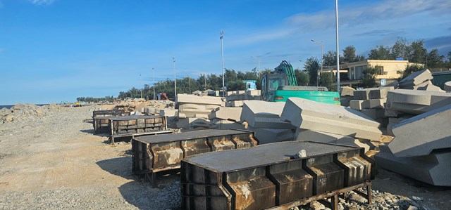 Khu vực b&atilde;i tắm Thuận An đang được triển khai c&aacute;c hạng mục xử l&yacute; sạt lở, gia cố v&agrave; bảo vệ bờ biển. (Ảnh: Quốc Dũng)
