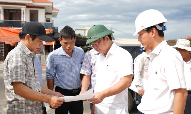 Chủ tịch UBND th&agrave;nh phố Huế L&ecirc; Tr&iacute; Thanh kiểm tra phương &aacute;n xử l&yacute; tại khu vực dự &aacute;n. (Ảnh: PV)