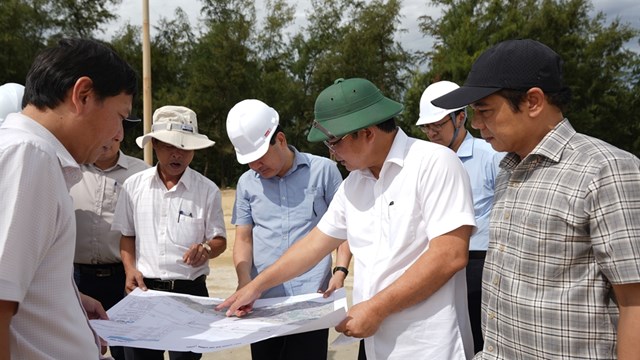 Chủ tịch UBND th&agrave;nh phố Huế L&ecirc; Tr&iacute; Thanh kiểm tra thực tế tiến độ xử l&yacute; sạt lở bờ biển tại b&atilde;i tắm Thuận An. (Ảnh PV)