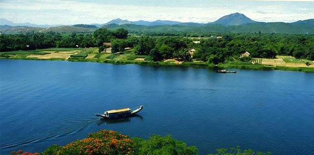S&ocirc;ng Hương với cảnh quan tự nhi&ecirc;n v&agrave; hoạt động du lịch đường thủy, cho thấy tiềm năng ph&aacute;t triển c&aacute;c sản phẩm du lịch tr&ecirc;n s&ocirc;ng. (Ảnh: CTV)