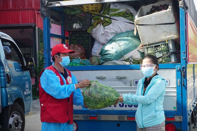 Đại diện Mặt trận tổ quốc Việ Nam Quận Sơn Tr&agrave; nhận h&agrave;ng n&ocirc;ng sản, nhu yếu phẩm từ ch&iacute;nh quyền v&agrave; nh&acirc;n d&acirc;n huyện Đại Lộc -Quảng Nam