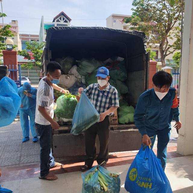 Hỗ trợ người d&acirc;n rau, củ quả tại khu d&acirc;n cư nhằm đảm bảo cung ứng thực phẩm&nbsp; cho người d&acirc;n,&nbsp; hạn chế tối đa c&oacute; thể nguy cơ l&acirc;y nhiễm ch&eacute;o trong khu phong tỏa phường Nại Hi&ecirc;n Đ&ocirc;ng