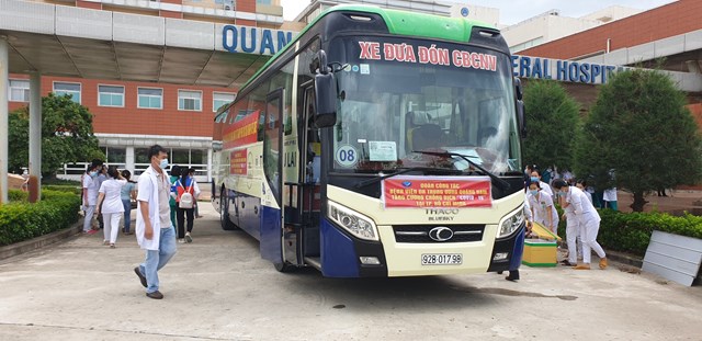 Xe chở Đo&agrave;n y - b&aacute;c ỹ chuẩn bị l&ecirc;n đường v&agrave;o TP Hồ Ch&iacute; Minh