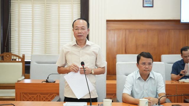 Trưởng Ban Quản l&yacute; Khu kinh tế, c&ocirc;ng nghiệp th&agrave;nh phố Huế Phan Qu&yacute; Phương b&aacute;o c&aacute;o tại buổi l&agrave;m việc về t&igrave;nh h&igrave;nh đầu tư hạ tầng khu kinh tế, khu c&ocirc;ng nghiệp v&agrave; thu h&uacute;t c&aacute;c dự &aacute;n đầu tư