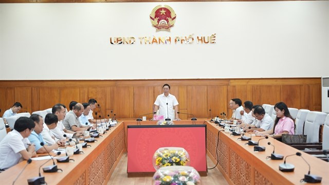 Chủ tịch L&ecirc; Tr&iacute; Thanh chủ tr&igrave; buổi l&agrave;m việc về đầu tư hạ tầng khu kinh tế, khu c&ocirc;ng nghiệp v&agrave; thu h&uacute;t dự &aacute;n đầu tư
