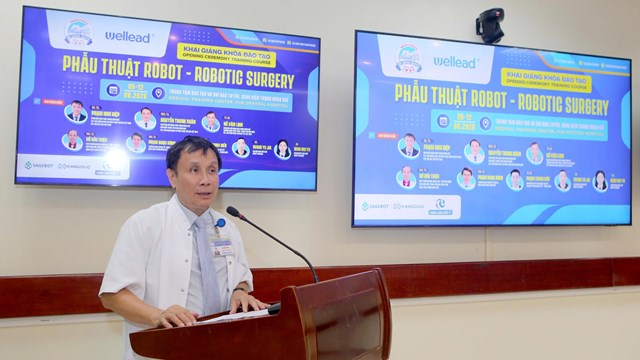 GS.TS. Phạm Như Hiệp, Gi&aacute;m đốc Bệnh viện Trung ương Huế ph&aacute;t biểu tại lễ khai giảng kh&oacute;a đ&agrave;o tạo Phẫu thuật Robot