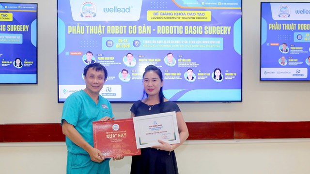 L&atilde;nh đạo Bệnh viện Trung ương Huế trao chứng nhận v&agrave; qu&agrave; lưu niệm cho học vi&ecirc;n ho&agrave;n th&agrave;nh kh&oacute;a đ&agrave;o tạo