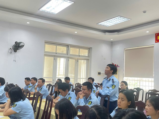C&ocirc;ng chức Quản l&yacute; thị trường Huế tham gia thảo luận, trao đổi c&aacute;c t&igrave;nh huống ph&aacute;t sinh trong thực tiễn kiểm tra, xử l&yacute; vi phạm. (Ảnh: Thu Hằng)