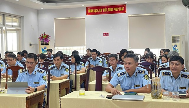 C&ocirc;ng chức Chi cục Quản l&yacute; thị trường Huế tham dự Hội nghị trao đổi nghiệp vụ về thực thi quyền sở hữu tr&iacute; tuệ v&agrave; thương mại điện tử. (Ảnh: Thu Hằng)