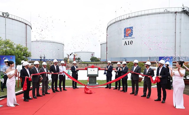 C&ocirc;ng ty Cổ phần Nhi&ecirc;n liệu bay Petrolimex (Petrolimex Aviation) đ&atilde; ch&iacute;nh thức c&ocirc;ng bố sản phẩm Nhi&ecirc;n liệu h&agrave;ng kh&ocirc;ng bền vững (Sustainable Aviation Fuel - SAF)