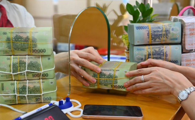 Tiền gửi ồ ạt v&agrave;o ng&acirc;n h&agrave;ng d&ugrave; l&atilde;i suất thấp