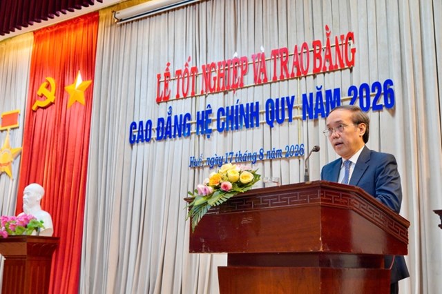 PGS.TS. Nguyễn Khoa H&ugrave;ng - Ph&oacute; Hiệu trưởng, Gi&aacute;m đốc Bệnh viện Trường Đại học Y - Dược Huế ph&aacute;t biểu ch&uacute;c mừng c&aacute;c sinh vi&ecirc;n tốt nghiệp tr&igrave;nh độ cao đẳng hệ ch&iacute;nh quy