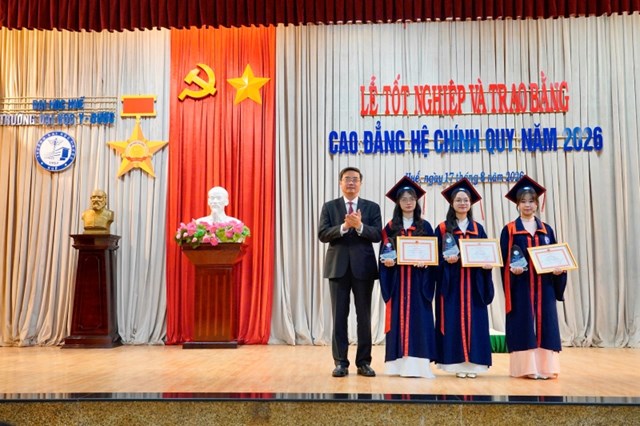 GS.TS. Nguyễn Vũ Quốc Huy - Quyền Gi&aacute;m đốc Đại học Huế, Hiệu trưởng nh&agrave; trường trao khen thưởng cho c&aacute;c thủ khoa