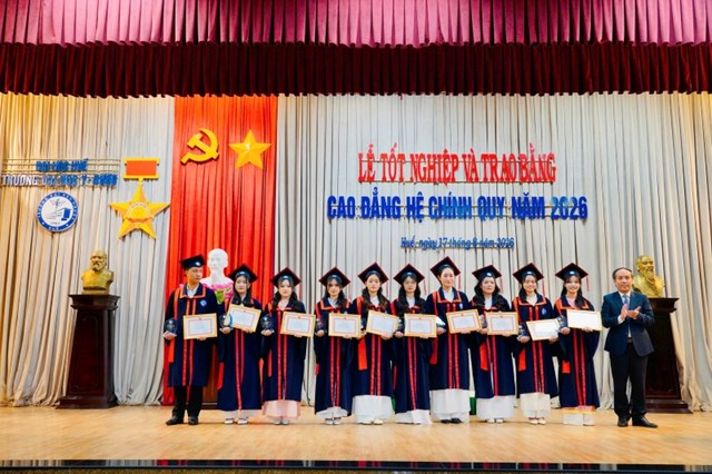 L&atilde;nh đạo Trường Đại học Y - Dược, Đại học Huế trao bằng tốt nghiệp cho c&aacute;c t&acirc;n cử nh&acirc;n, t&acirc;n kỹ thuật vi&ecirc;n tại buổi lễ &nbsp;