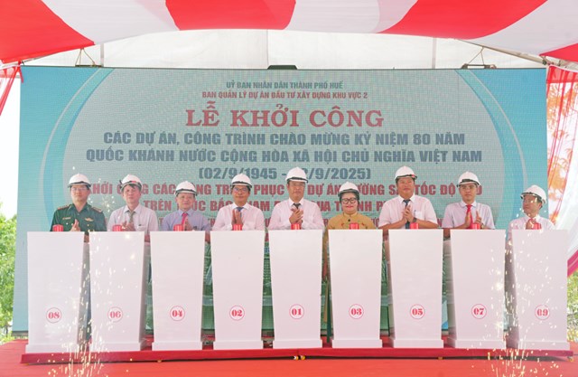 Nghi thức nhấn n&uacute;t khởi c&ocirc;ng dự &aacute;n...