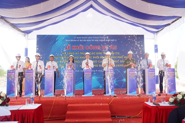 C&aacute;c đại biểu thực hiện nghi thức khởi c&ocirc;ng Khu t&aacute;i định cư Ph&uacute; Đa phục vụ dự &aacute;n đường sắt tốc độ cao &nbsp;