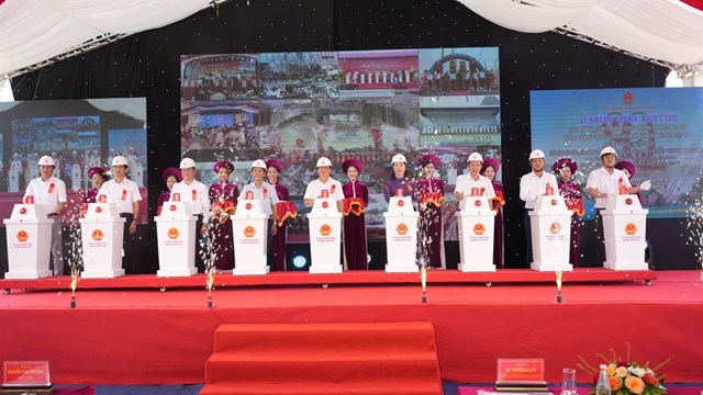 Các đại bi&ecirc;̉u thực hi&ecirc;̣n nghi thức khởi c&ocirc;ng c&aacute;c khu t&aacute;i định cư phục vụ đường sắt tốc độ cao Bắc &ndash; Nam qua th&agrave;nh phố Huế