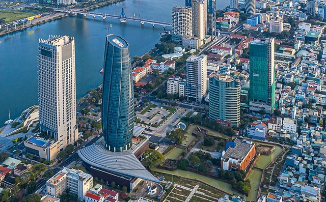 G&oacute;c nh&igrave;n từ tr&ecirc;n cao hướng về khu vực trung t&acirc;m Đ&agrave; Nẵng, nơi giao thoa giũa kh&ocirc;ng gian đ&ocirc; thị hiện đại s&aacute;t bờ s&ocirc;ng H&agrave;n v&agrave; c&aacute;c di t&iacute;ch lịch sử.... (Ảnh: nguồn Internet))