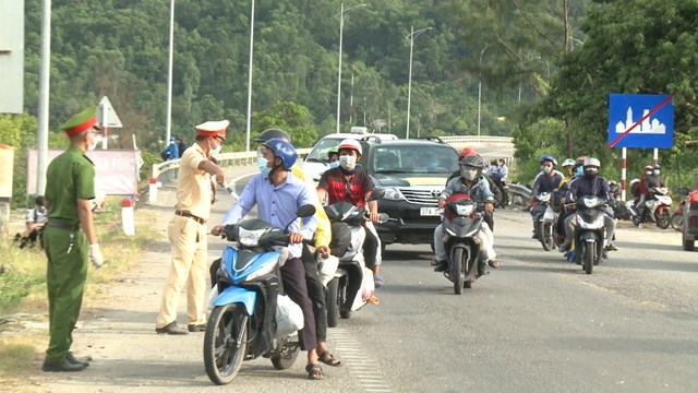 Người d&acirc;n trở về địa phương tr&aacute;nh dịch Covid-19. Ảnh: Điền Quang