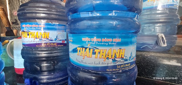 Đa số hộ d&acirc;n điều mua nước đ&oacute;ng chai tại cơ sở sản xuất Th&aacute;i Thanh để uống. (Ảnh: Quốc Dũng)