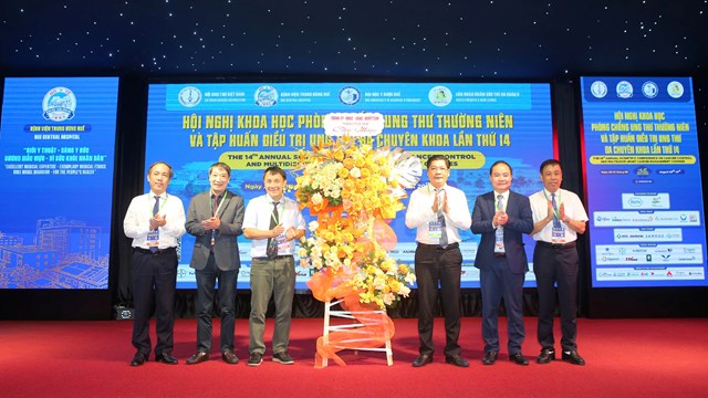 L&atilde;nh đạo th&agrave;nh phố Huế tặng hoa ch&uacute;c mừng hội nghị