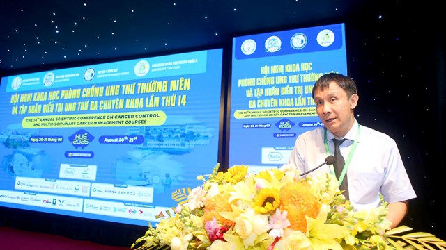 GS.TS Phạm Như Hiệp - Gi&aacute;m đốc Bệnh viện Trung ương Huế ph&aacute;t biểu tại Hội nghị khoa học ph&ograve;ng chống ung thư thường ni&ecirc;n v&agrave; tập huấn điều trị ung thư đa chuy&ecirc;n khoa lần thứ 14 (HUE 2026).
