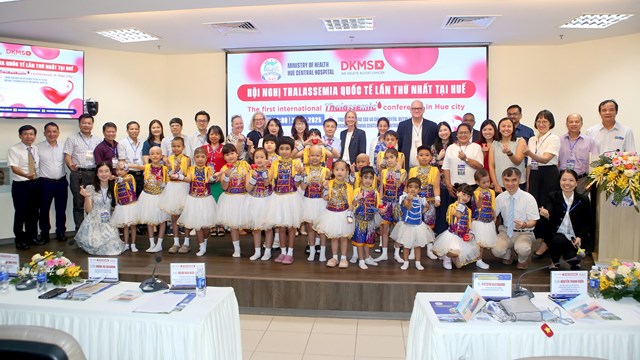 C&aacute;c đại biểu tặng qu&agrave; cho bệnh nh&acirc;nThalassemia tại Bệnh viện Trung ương Huế