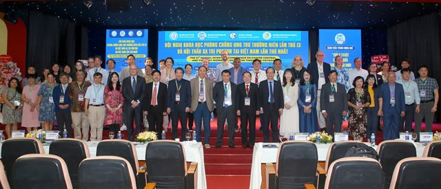 C&aacute;c đại biểu chụp ảnh lưu ni&ecirc;m tại hội nghị