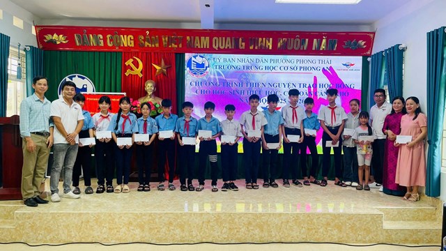 Hướng dẫn vi&#234;n du lịch miền Trung trao qu&#224; tiếp sức học tr&#242; ngh&#232;o m&#249;a tựu trường - Ảnh 1
