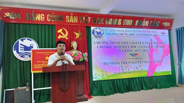 Anh Nguyễn Minh Nhật (đại diện nh&oacute;m thiện nguyện) ph&aacute;t biểu
