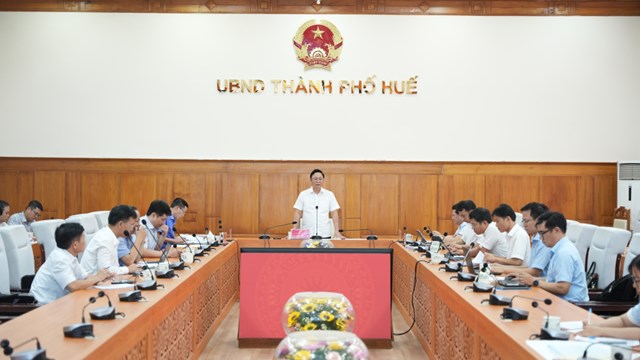​Chủ tịch UBND TP Huế L&ecirc; Tr&iacute; Thanh ph&aacute;t biểu chỉ đạo tại cuộc họp