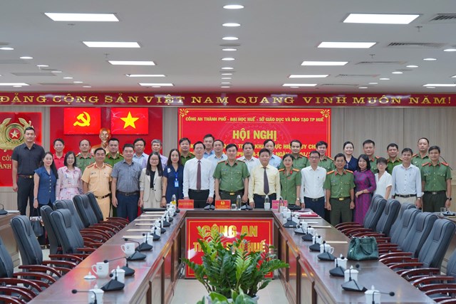 C&aacute;c đại biểu chụp ảnh lưu niệm tại hội nghị