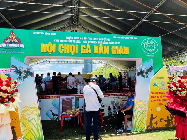 Hội chọi g&agrave; d&acirc;n gian được ban tổ chức một n&eacute;t đặc trưng tại triển l&atilde;m