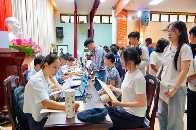 Hơn 1.700 tân sinh viên Trường Đại học Y - Dược Huế làm thủ tục nhập học - Ảnh 1