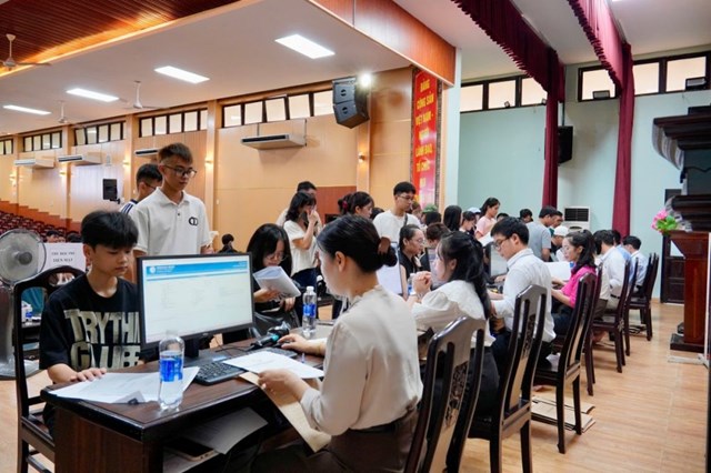 Vi&ecirc;n chức, người lao động hỗ trợ t&acirc;n sinh vi&ecirc;n nhập học
