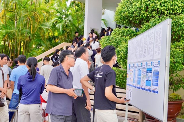 T&acirc;n sinh vi&ecirc;n v&agrave; phụ huynh t&igrave;m hiểu c&aacute;c th&ocirc;ng tin hướng dẫn trong ng&agrave;y nhập học. (Ảnh: Thu Mai)