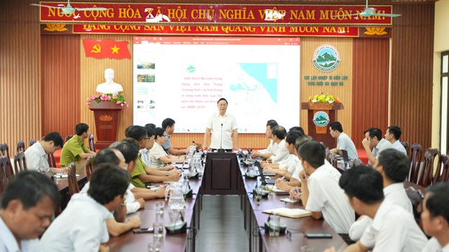 Ph&oacute; B&iacute; thư Th&agrave;nh ủy, Chủ tịch UBND th&agrave;nh phố Huế L&ecirc; Tr&iacute; Thanh ph&aacute;t biểu chỉ đạo tại buổi l&agrave;m việc với Vườn Quốc gia Bạch M&atilde;
