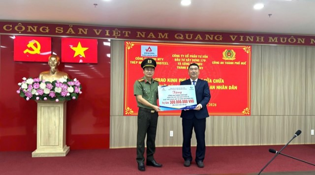 Đại diện C&ocirc;ng an th&agrave;nh phố Huế v&agrave; đơn vị t&agrave;i trợ trao biển tượng trưng trị gi&aacute; 300.000.000 VNĐ