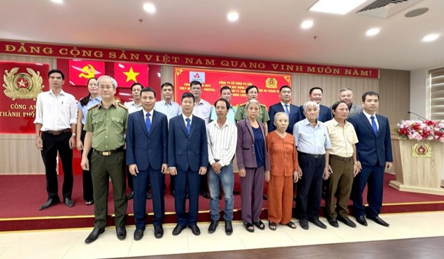 C&aacute;c đại biểu chụp ảnh lưu niệm tại buổi lễ trao kinh ph&iacute; hỗ trợ x&acirc;y dựng v&agrave; sửa chữa nh&agrave; cho c&aacute;c gia đ&igrave;nh liệt sĩ C&ocirc;ng an nh&acirc;n d&acirc;n