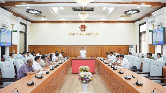Chủ tịch UBND th&agrave;nh phố Huế L&ecirc; Tr&iacute; Thanh ph&aacute;t biểu chỉ đạo tại cuộc họp