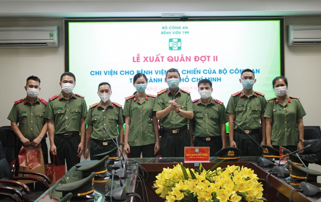 Tại buổi lễ xuất qu&acirc;n đợt 2, chi viện cho Bệnh viện d&atilde; chiến của Bộ C&ocirc;ng an tại TP. Hồ Ch&iacute; Minh.