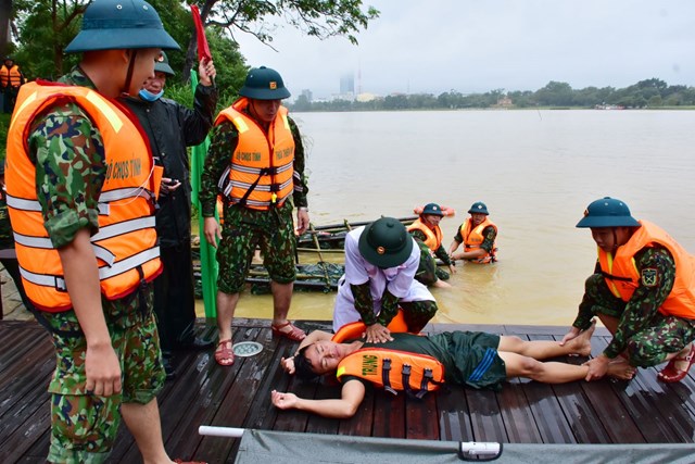 Tập huấn phương ph&aacute;p cứu người trong mưa lũ