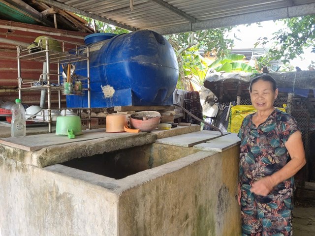 B&agrave; Nguyễn Thị Thoan (73 tuổi) th&ocirc;n H&agrave;m H&ograve;a, x&atilde; H&agrave;m Ninh b&ecirc;n cạnh bể lắng lọc từ nước giếng khoan